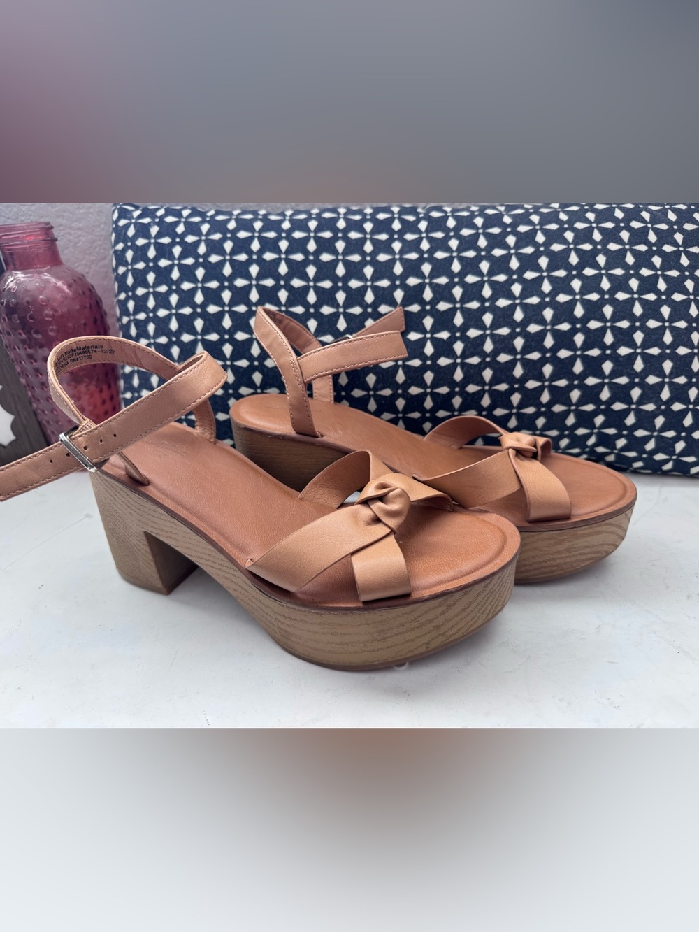 Universal Thread Size 8 bow platform neutral tan sandals